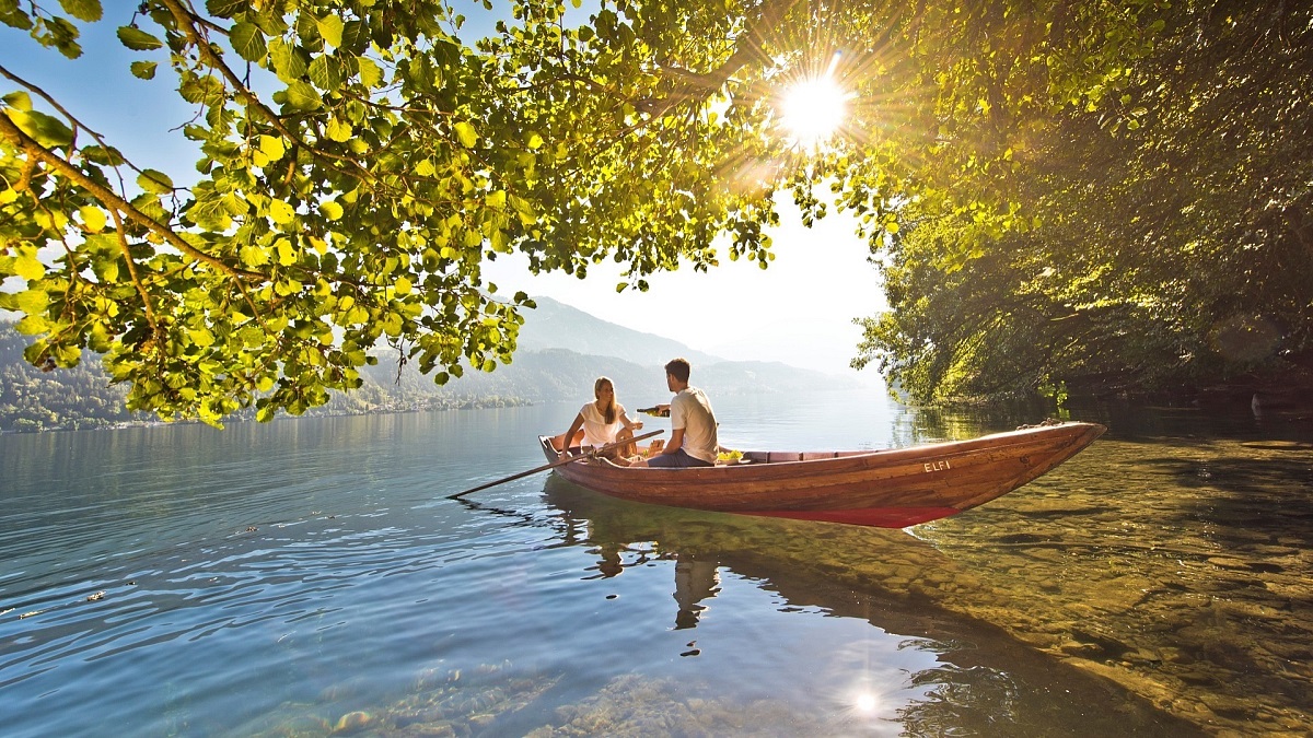 Mit einem Picknickkorb im Ruderboot eine romantische Zeit verbringen.